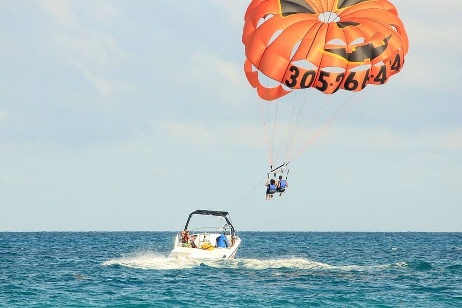 parasailing-347350_1280